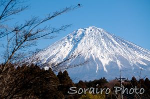 朝日瀧の右手には雄大な富士山が見えました