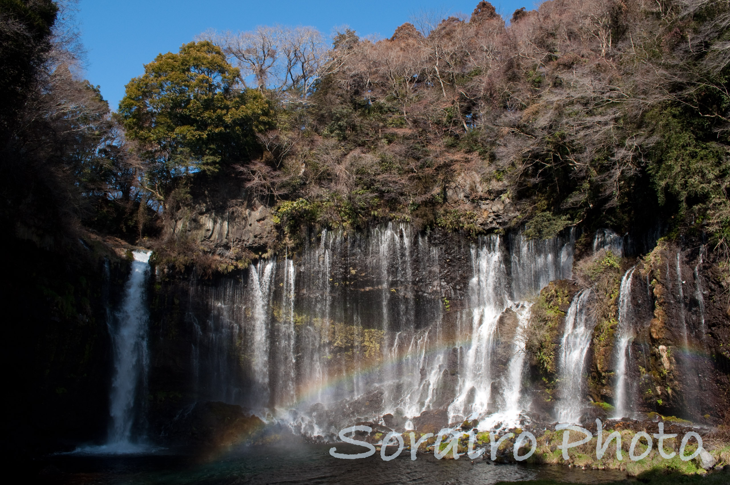 白糸の滝に架かる虹